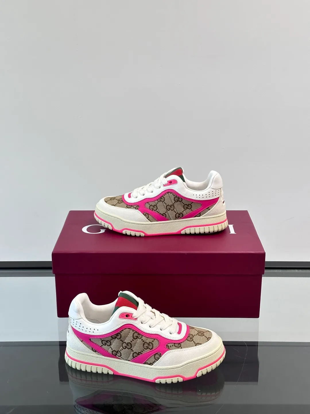 Men's Men's Shoes 💰480 [New Style] 🦨🦨Gucci 𝐆𝐮𝐜𝐜𝐢 𝐑𝐞-𝐖𝐞𝐛 As a sneaker created by Sabato De Sarno for Gucci, the Re-Web series reinterprets the brand's classic stripes, with bold and unique details to set off a modern silhouette design. These shoes are crafted from white leather. This new sneaker is ingeniously decorated with many of the brand's classic details, and is equipped with a bright red and green webbing tongue, which will make people fall in love at first sight. White leather has been specially treated to be soft and shiny, with an embossed grained texture. Script Gucci logo and Interlocking G web label with Interlocking G and script Gucci logo. Rubber outsole with Interlocking G detail eyelets. Web tongue. Size: Female 35-40 (Female 41, 42 customized). Male 38-44 (45, 46 customized)
